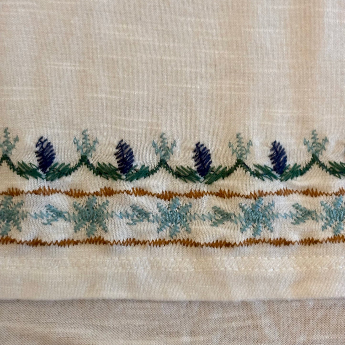 White Nordic-Style Floral Embroidered Sleeveless Babydoll Top (M)
