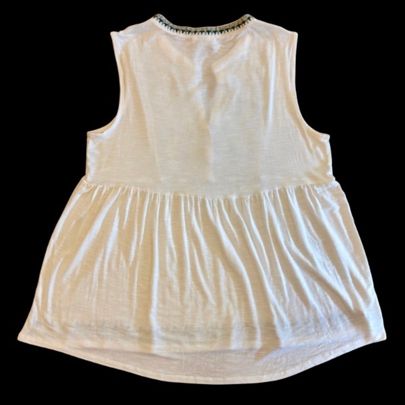 White Nordic-Style Floral Embroidered Sleeveless Babydoll Top (M)