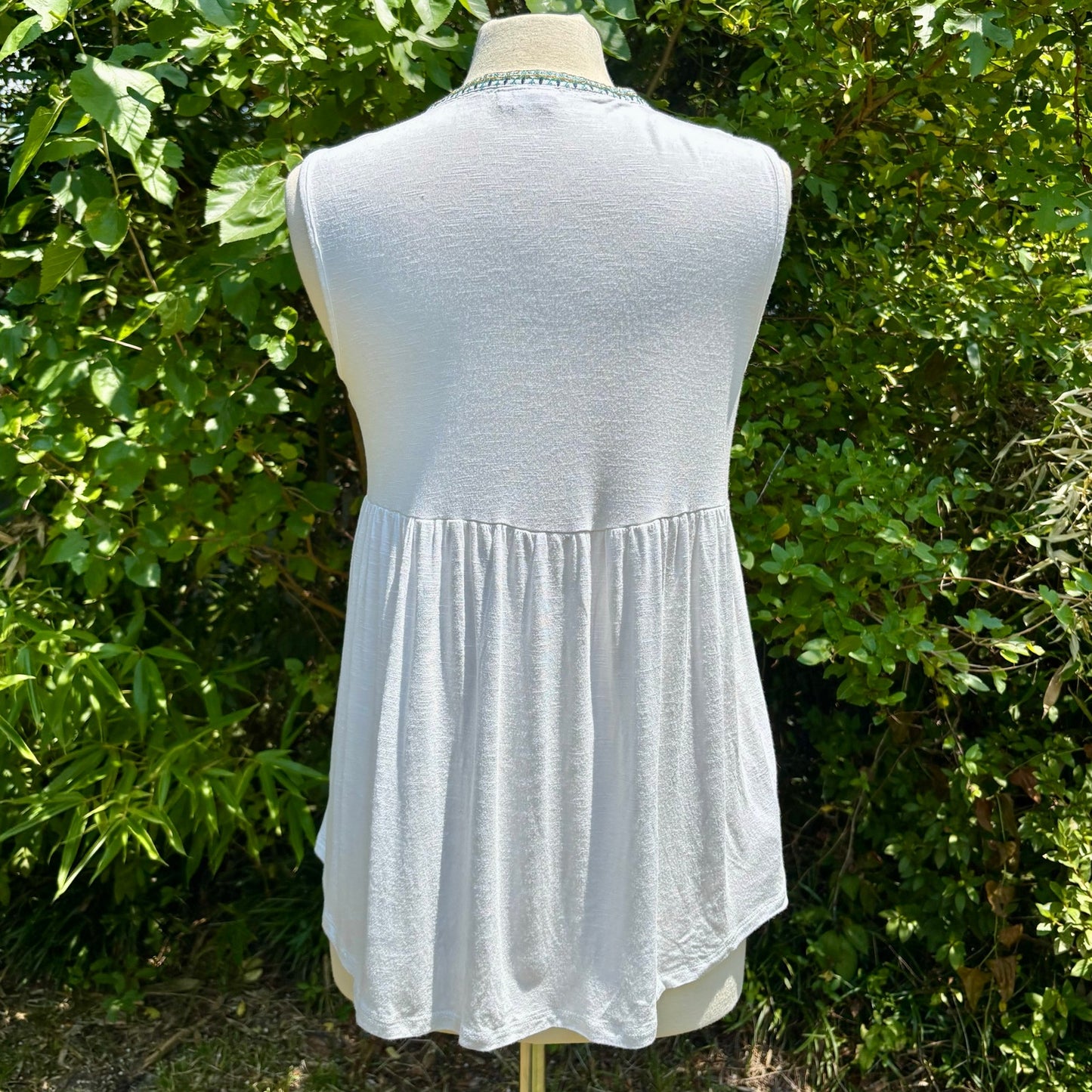 White Nordic-Style Floral Embroidered Sleeveless Babydoll Top (M)