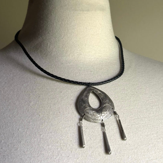 Vintage Etched Silver Teardrop Pendant Leather Cord Choker Necklace